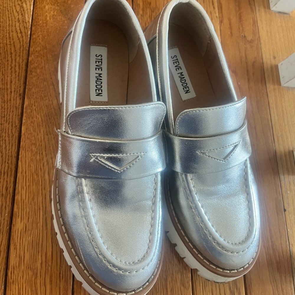 On trend metallic loafers- adorable for spring- like new!